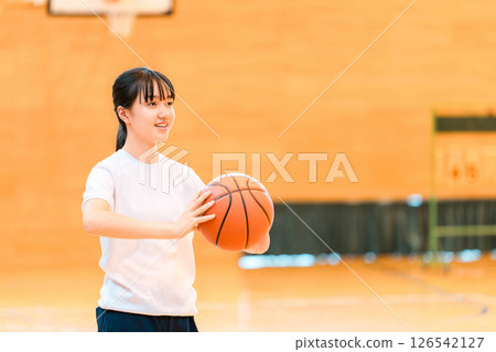 體育館裡身穿運動服、手抱籃球的女國中生和高中生 體育館裡身穿運動服、手抱籃球的女國中生和高中生 126542127