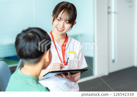 在醫院工作的醫務人員 126542339