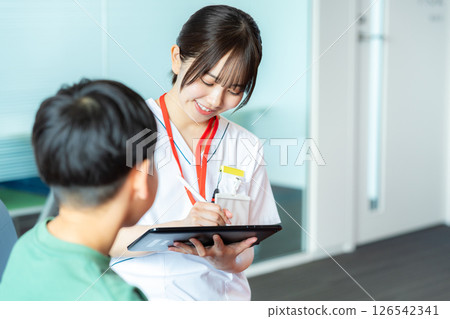 在醫院工作的醫務人員 126542341