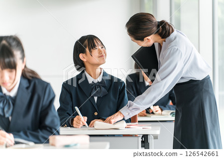 教室裡上課的高中女生、國中生、高中生、小學生和老師、老師 教室裡上課的高中女生、國中生、高中生、小學生和老師、老師 126542661