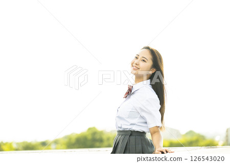 微笑的高中女生仰望天空 126543020
