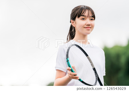 小學、國中和高中女生穿著運動服在校園或操場上打網球 126543029