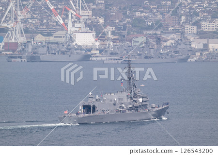 The destroyer Inazuma returning to Kure base 126543200