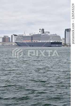 拍攝春天停靠在北海道函館港的遊輪“諾丹號” 126543224