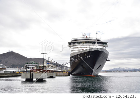 拍攝春天停靠在北海道函館港的遊輪“諾丹號” 126543235