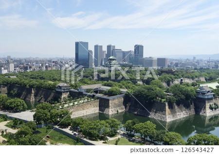 夏季的大阪市：大阪城和商業園區 126543427