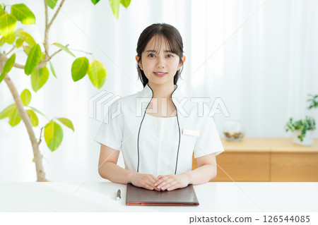 美容師的年輕女子 126544085