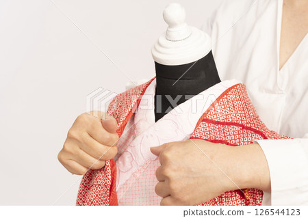 Dressing a child in formal attire for Shichigosan: The process of dressing a 7-year-old girl in formal attire Dressing a child in formal attire for Shichigosan: The process of dressing a 7-year-old girl in formal attire 126544123