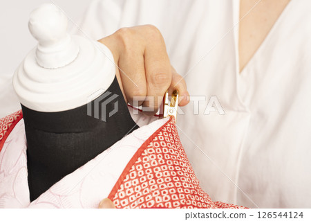 Dressing a child in formal attire for Shichigosan: The process of dressing a 7-year-old girl in formal attire 126544124