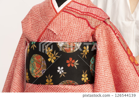 為七、五三兒童穿上禮服:為 7 歲女孩穿上禮服的過程 為七、五三兒童穿上禮服:為 7 歲女孩穿上禮服的過程 126544139