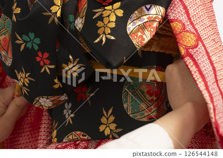 為七、五三兒童穿上禮服:為 7 歲女孩穿上禮服的過程 為七、五三兒童穿上禮服:為 7 歲女孩穿上禮服的過程 126544148