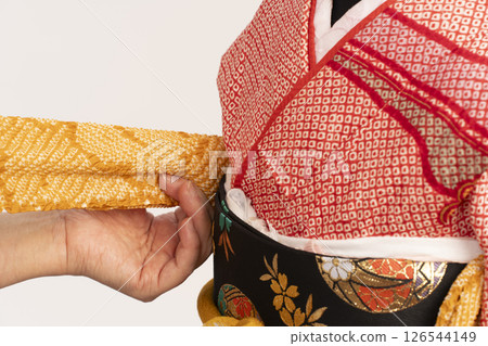 為七、五三兒童穿上禮服:為 7 歲女孩穿上禮服的過程 為七、五三兒童穿上禮服:為 7 歲女孩穿上禮服的過程 126544149