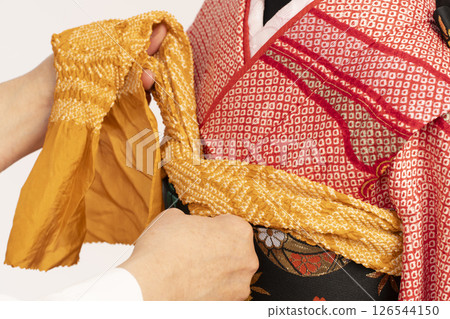 為七、五三兒童穿上禮服：為 7 歲女孩穿上禮服的過程 126544150