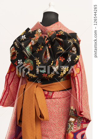 使用軀幹為孩子穿七五三節的衣服 為 7 歲女孩穿七五三節的衣服 126544265