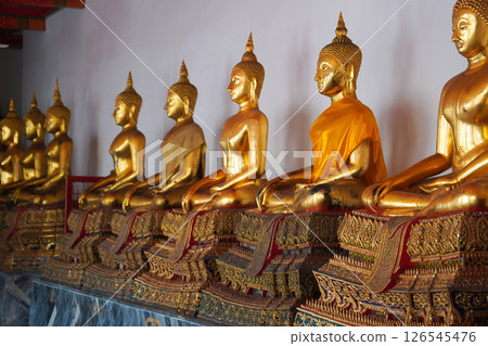 golden buddha statue 126545476