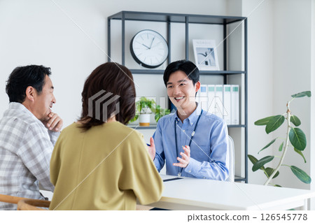 諮詢規劃師的中年夫婦 諮詢規劃師的中年夫婦 126545778