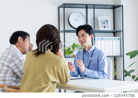 諮詢規劃師的中年夫婦 126545780