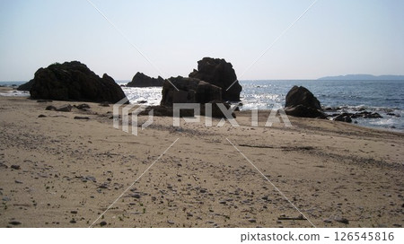 陽光下閃閃發光的日本海、藍天、島嶼、海灘上奇形怪狀的岩石 陽光下閃閃發光的日本海、藍天、島嶼、海灘上奇形怪狀的岩石 126545816