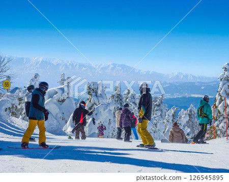 在晴朗的日子裡，許多滑雪愛好者在冰霜覆蓋的原野上盡情享受滑雪的樂趣（山形縣藏王溫泉滑雪場冰霜覆蓋原野路線） 126545895