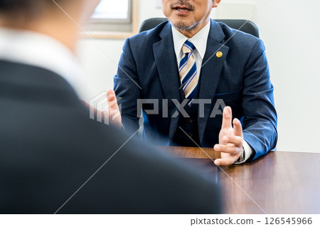 Lawyer receiving consultation 126545966