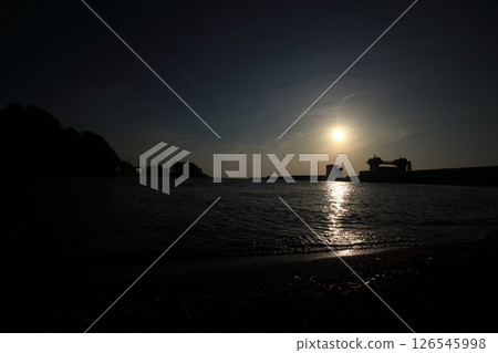 Sun setting over the sea and silhouette Sun setting over the sea and silhouette 126545998