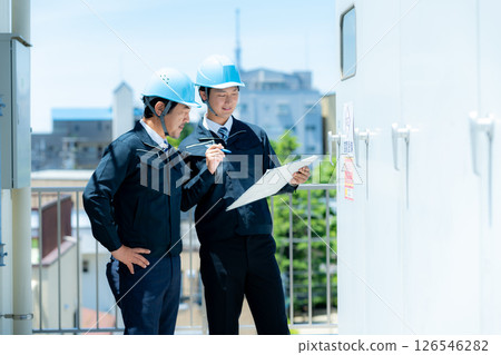 穿著工作服的商人在現場開會 穿著工作服的商人在現場開會 126546282