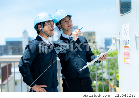 穿著工作服的商人在現場開會 穿著工作服的商人在現場開會 126546283