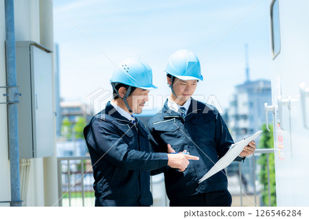 穿著工作服的商人在現場開會 穿著工作服的商人在現場開會 126546284