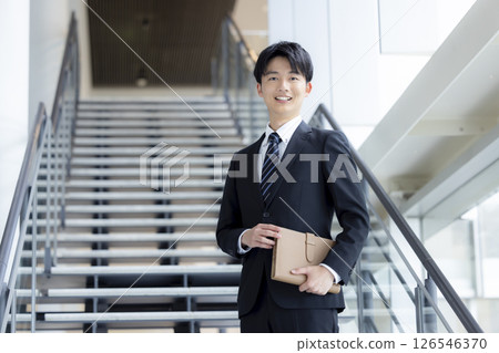 穿西裝的年輕人 126546370