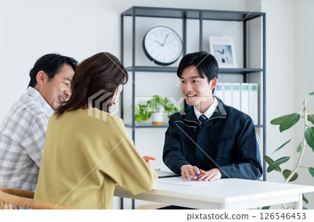 一對中年夫婦討論裝潢 一對中年夫婦討論裝潢 126546453