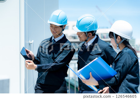 在外地工作的工人 126546605