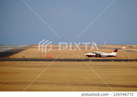 一架小型飛機在廣島機場內滑行 126546772