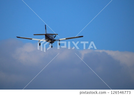 一架小型飛機降落在廣島機場 126546773