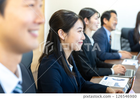 年輕的商人正在開會 年輕的商人正在開會 126546980