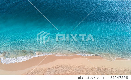 碧藍的沙灘，淺水清澈見底 1 126547298