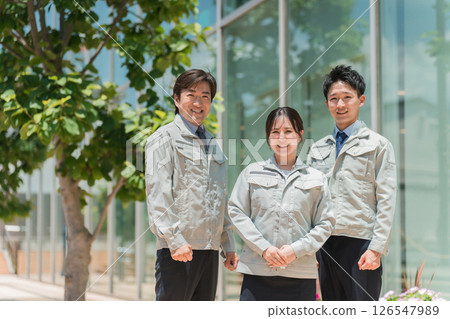 Workwear, businessmen and businesswomen in work clothes 126547989