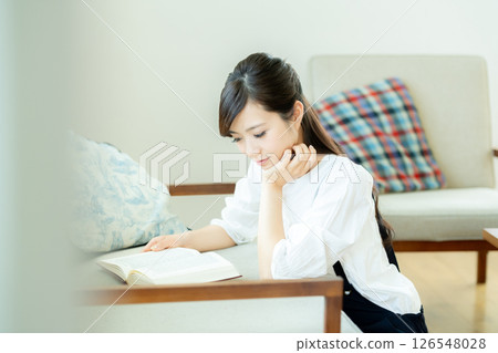 一名年輕女子讀 126548028