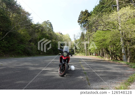 塞拉鎮之旅中的摩托車 126548128