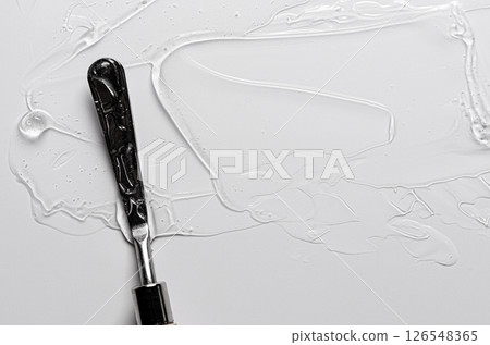 The texture of cosmetic transparent moisturizing gel with palette knife 126548365