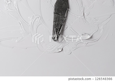 The texture of cosmetic transparent moisturizing gel with palette knife 126548366