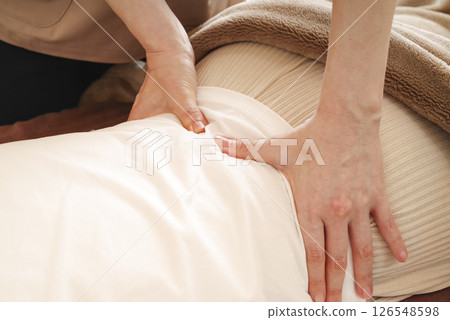 Woman doing back massage 126548598