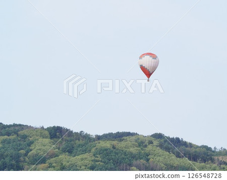 Nagano Prefecture, hot air balloons floating above the mountains, May 126548728