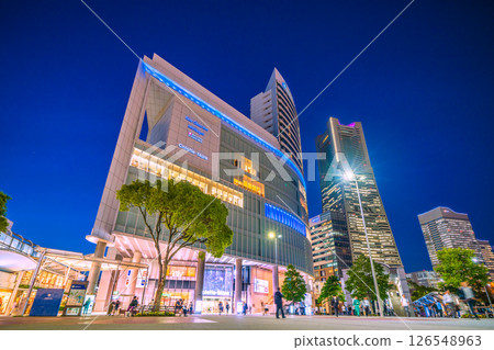 日本東京城市景觀，俯瞰橫濱地標塔和櫻木町站前的 Hulic Minatomirai 126548963