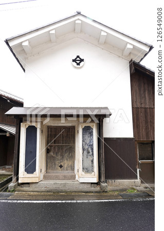 A storehouse with beautiful white plaster walls in the town of Ine, Kyoto Prefecture A storehouse with beautiful white plaster walls in the town of Ine, Kyoto Prefecture 126549008