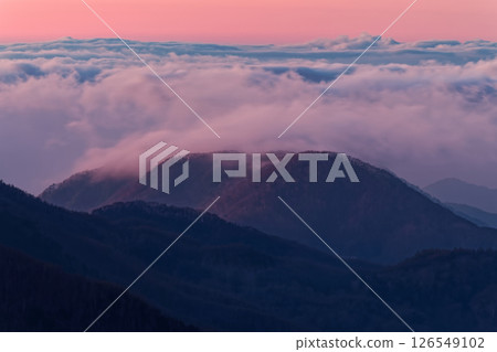 黎明時分從大菩薩山看到的雲海和雲霧繚繞的山脈 126549102