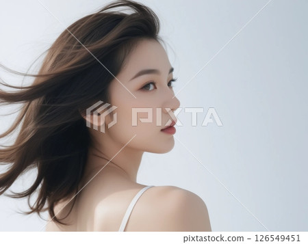 一位日本女性回頭看的美麗肖像 126549451