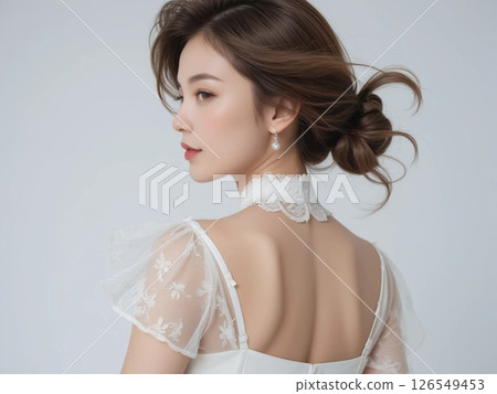 一位日本女性回頭看的美麗肖像 126549453