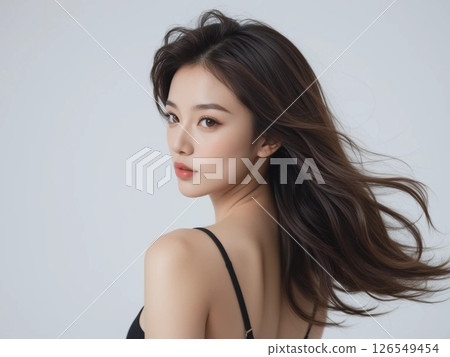 一位日本女性回頭看的美麗肖像 126549454
