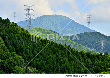 從丹澤的加門峰，透過成排的鐵塔可以看見護生台山。 126549529