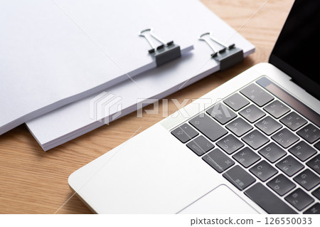 夾在一起的檔案和一台電腦 126550033